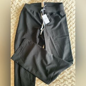 Livingston high waisted tall figs scrub pants. Size large! NWT.